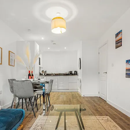 Oceanic Bliss - Monthly With Free Park & Netflix Apartment